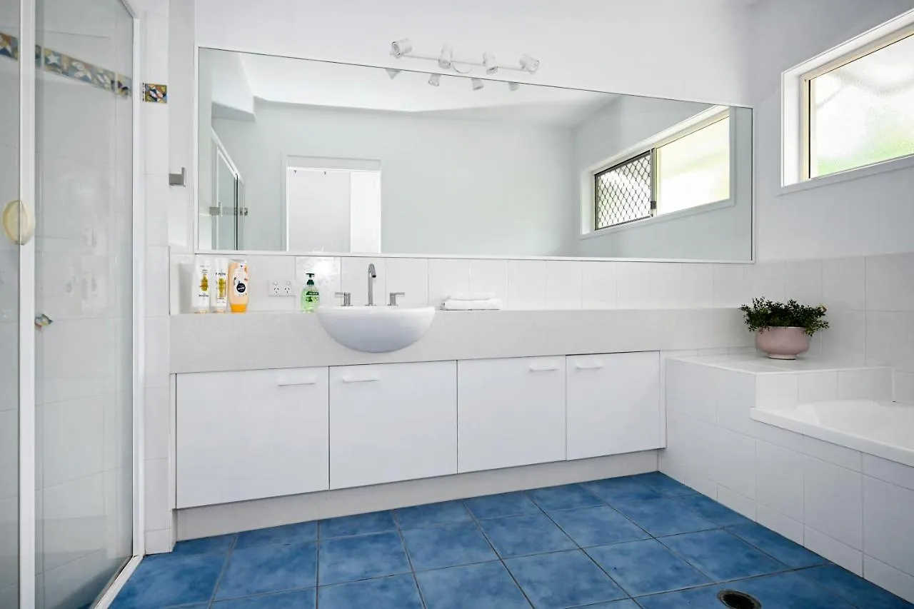 Stunning Mooloolaba Waterfront Home -10 Guests Zb1 Holiday home
